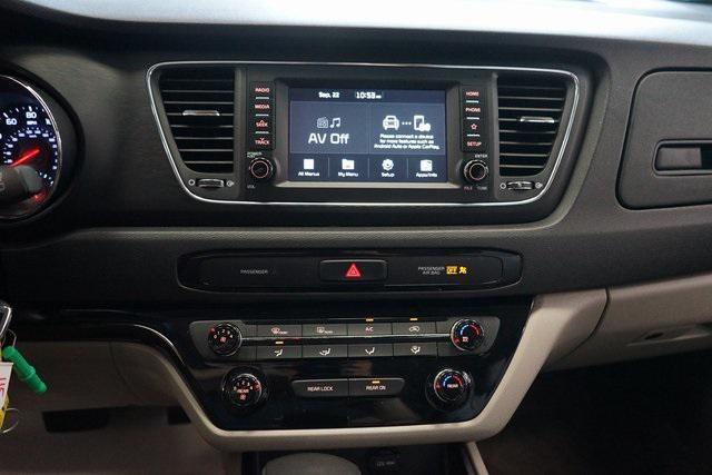 Photo of 2019 Silky Silver Kia Sedona
