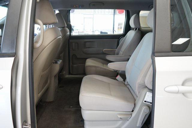 Photo of 2019 Silky Silver Kia Sedona