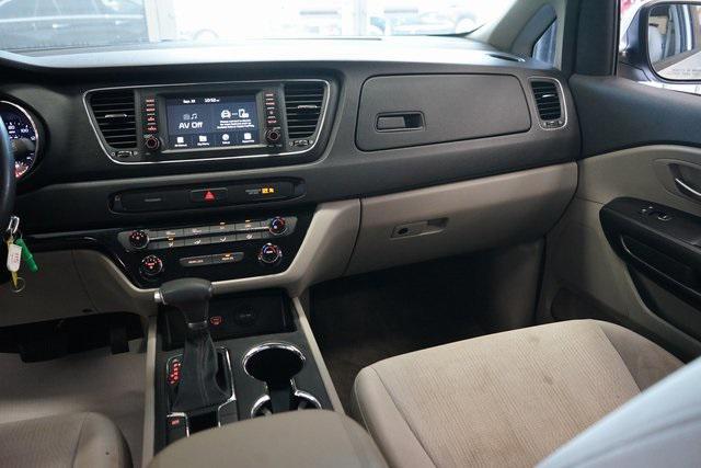 Photo of 2019 Silky Silver Kia Sedona