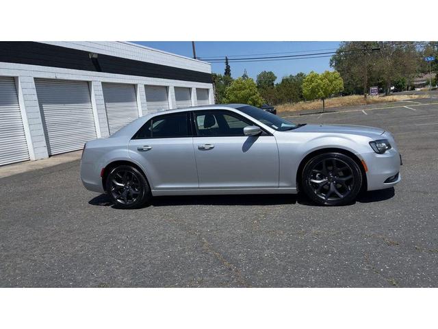 Photo of 2023 Silver Mist Clearcoat Chrysler 300