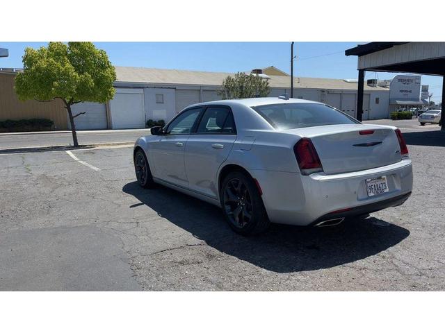 Photo of 2023 Silver Mist Clearcoat Chrysler 300