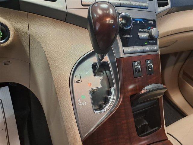 Photo of 2010 Blizzard Pearl Toyota Venza