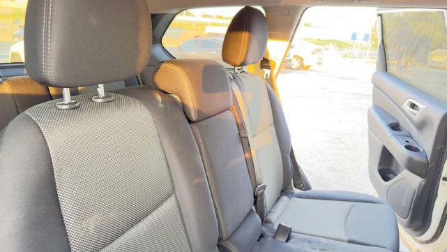 Photo of 2018 Glacier White Nissan Pathfinder