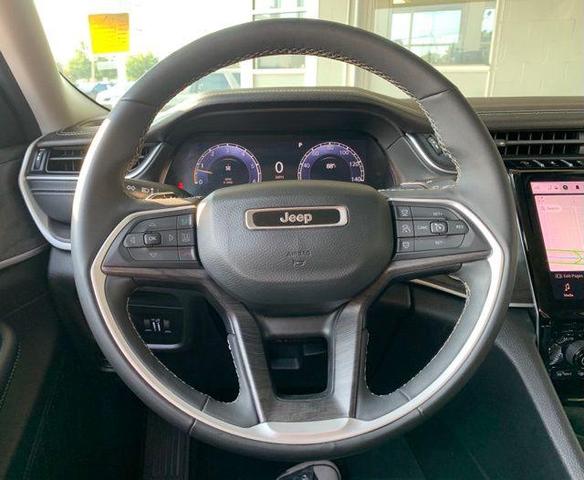 Photo of 2023 Diamond Black Crystal Pearlcoat Jeep Grand Cherokee L