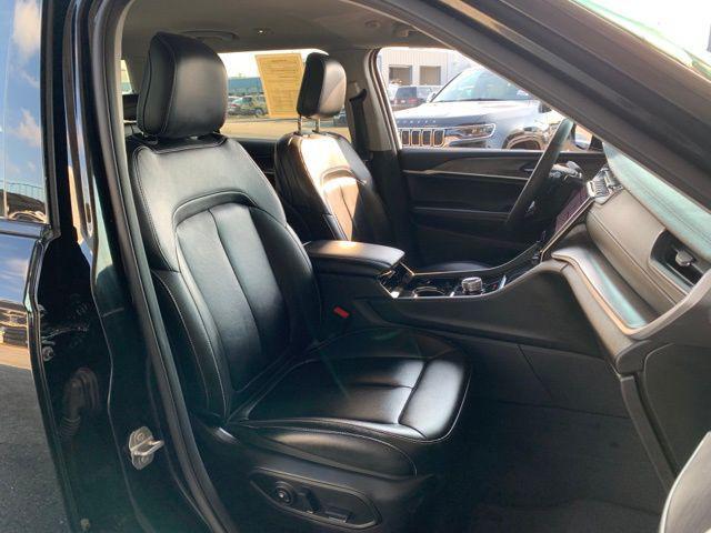 Photo of 2023 Diamond Black Crystal Pearlcoat Jeep Grand Cherokee L