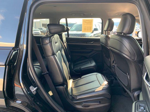 Photo of 2023 Diamond Black Crystal Pearlcoat Jeep Grand Cherokee L