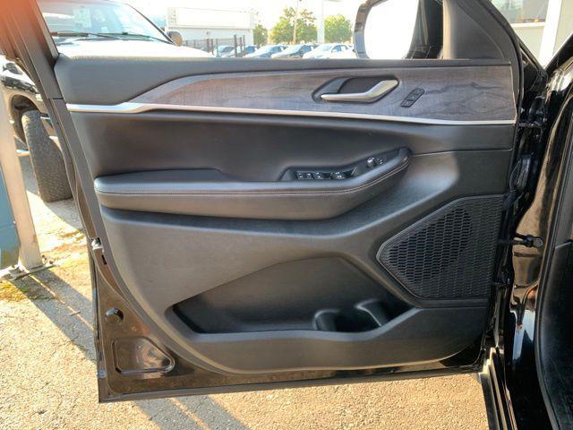 Photo of 2023 Diamond Black Crystal Pearlcoat Jeep Grand Cherokee L