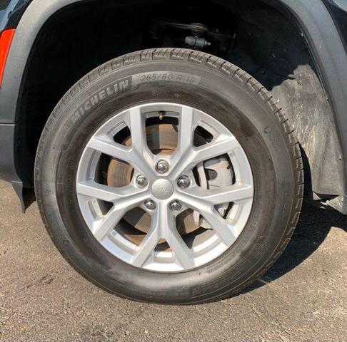 Photo of 2023 Diamond Black Crystal Pearlcoat Jeep Grand Cherokee L