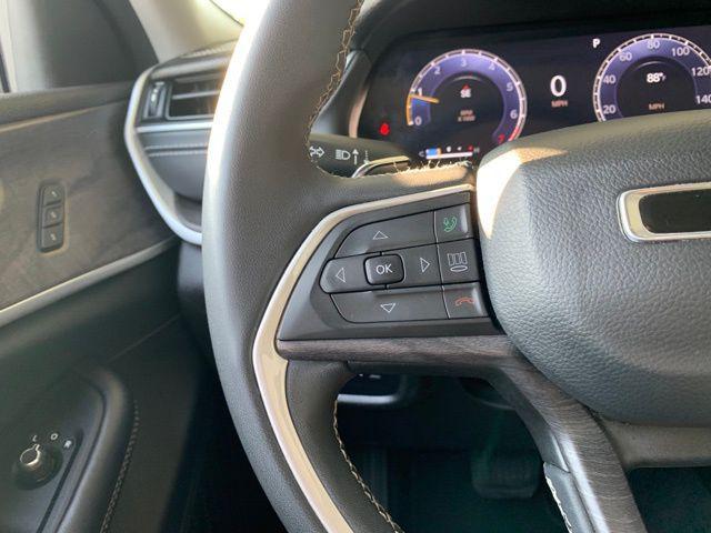 Photo of 2023 Diamond Black Crystal Pearlcoat Jeep Grand Cherokee L