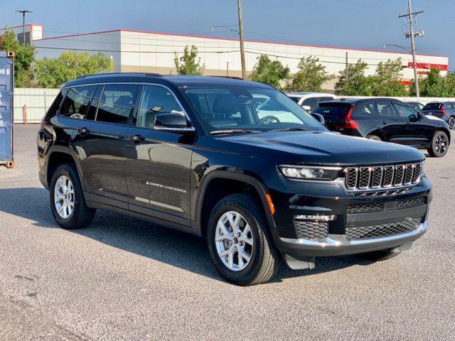 Photo of 2023 Diamond Black Crystal Pearlcoat Jeep Grand Cherokee L