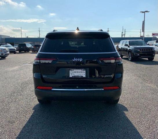 Photo of 2023 Diamond Black Crystal Pearlcoat Jeep Grand Cherokee L