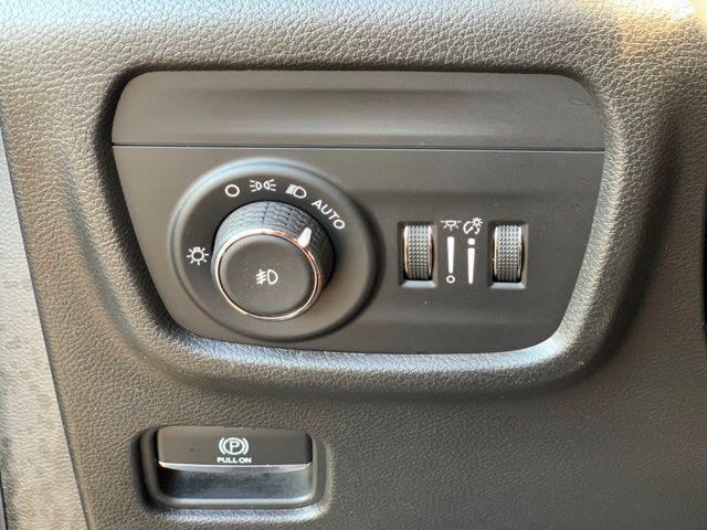 Photo of 2023 Diamond Black Crystal Pearlcoat Jeep Grand Cherokee L