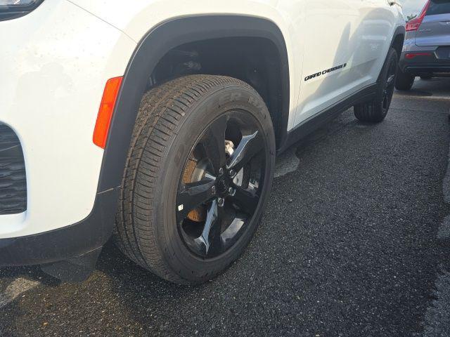 Photo of 2025 Bright White Clearcoat Jeep Grand Cherokee