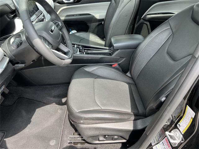 Photo of 2023 Diamond Black Crystal Pearlcoat Jeep Compass