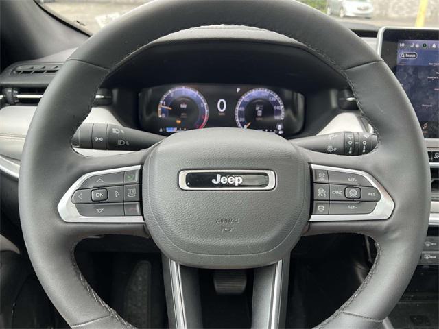 Photo of 2023 Diamond Black Crystal Pearlcoat Jeep Compass