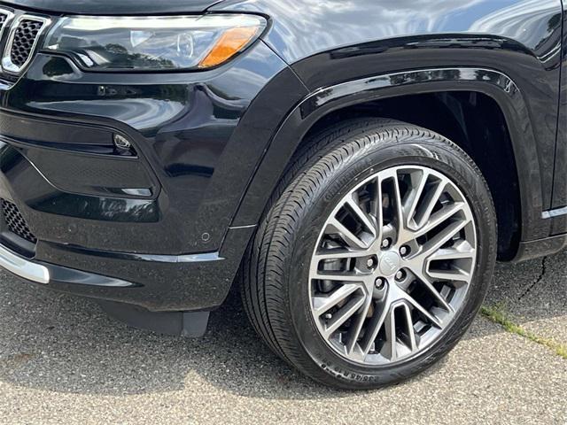 Photo of 2023 Diamond Black Crystal Pearlcoat Jeep Compass