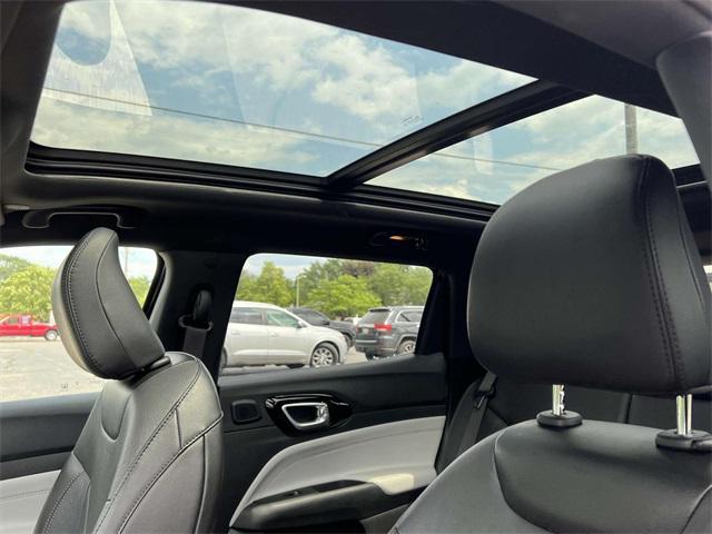 Photo of 2023 Diamond Black Crystal Pearlcoat Jeep Compass