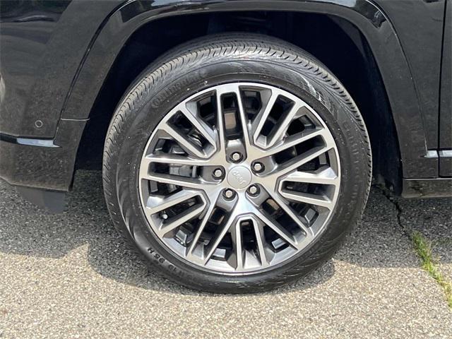 Photo of 2023 Diamond Black Crystal Pearlcoat Jeep Compass