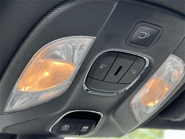 Photo of 2023 Diamond Black Crystal Pearlcoat Jeep Compass