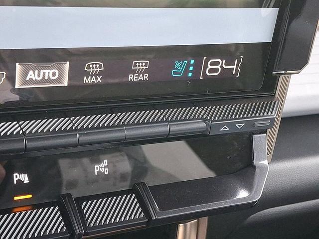 Photo of 2025 Interstellar White GMC HUMMER EV SUV