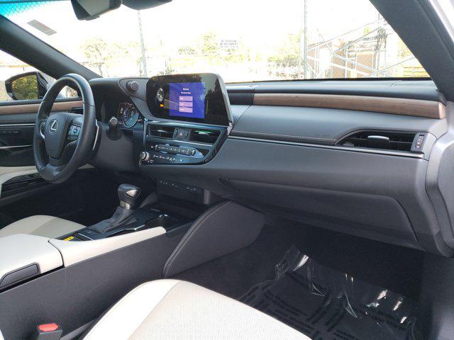 Photo of 2024 Eminent White Pearl Lexus ES 350