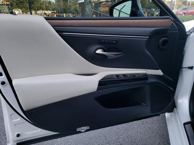 Photo of 2024 Eminent White Pearl Lexus ES 350