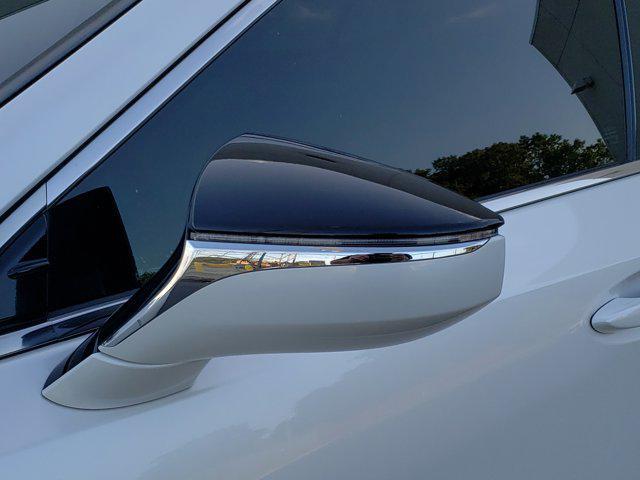 Photo of 2024 Eminent White Pearl Lexus ES 350