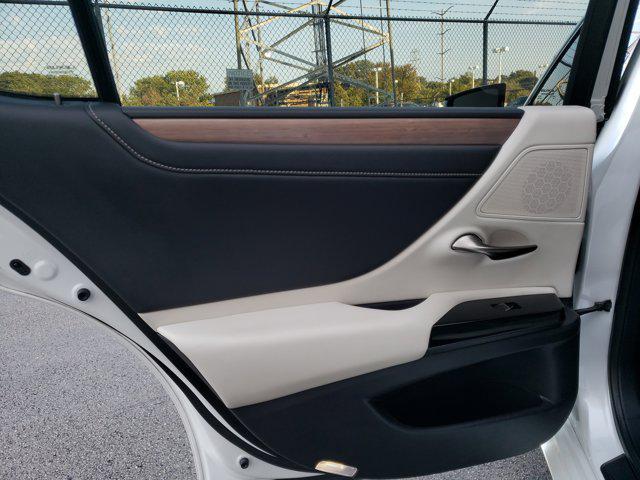 Photo of 2024 Eminent White Pearl Lexus ES 350