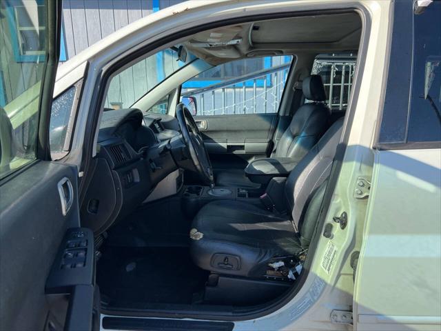 Photo of 2004 Dover White Pearl Mitsubishi Endeavor