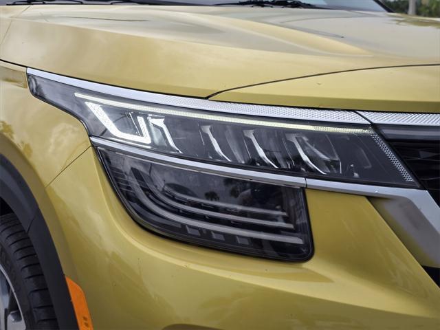Photo of 2023 Starbright Yellow/Black Roof Kia Seltos