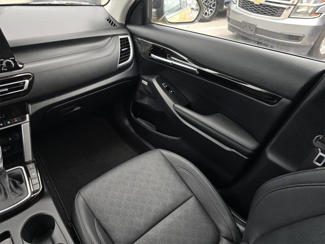 Photo of 2023 Starbright Yellow/Black Roof Kia Seltos