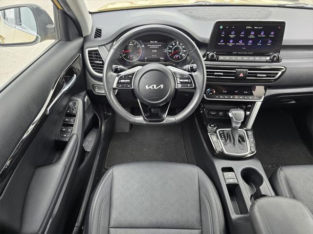Photo of 2023 Starbright Yellow/Black Roof Kia Seltos