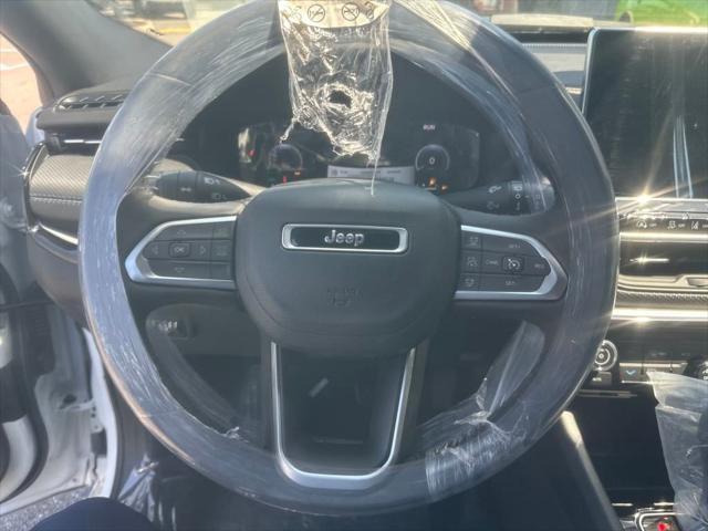 Photo of 2025 Bright White Clearcoat Jeep Compass