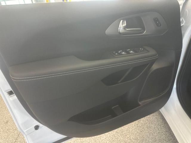 Photo of 2025 Bright White Clearcoat Chrysler Pacifica