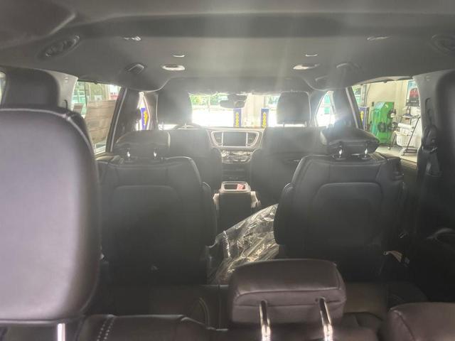 Photo of 2025 Bright White Clearcoat Chrysler Pacifica