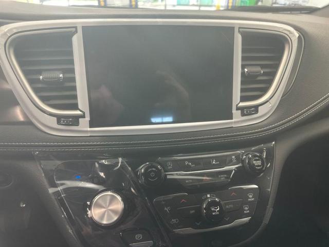 Photo of 2025 Bright White Clearcoat Chrysler Pacifica
