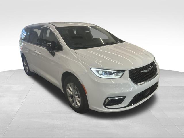 Photo of 2025 Bright White Clearcoat Chrysler Pacifica