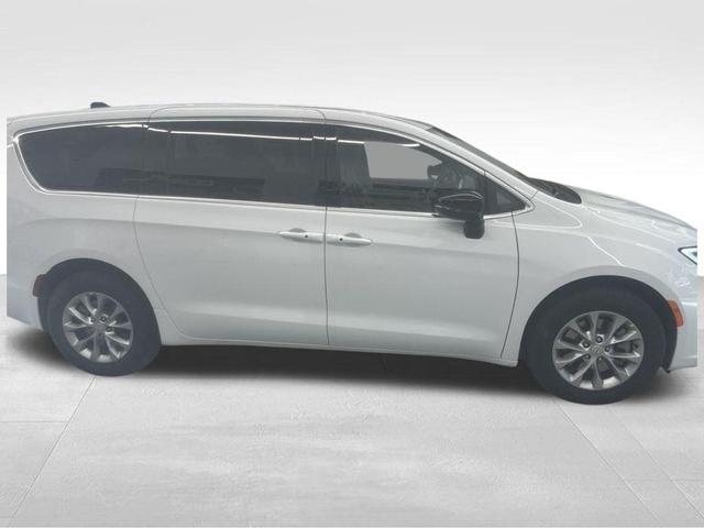 Photo of 2025 Bright White Clearcoat Chrysler Pacifica
