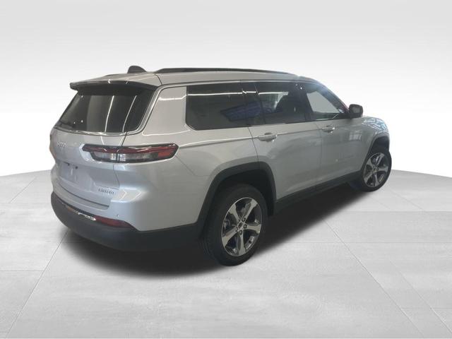Photo of 2025 Silver Zynith Jeep Grand Cherokee L