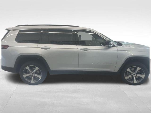 Photo of 2025 Silver Zynith Jeep Grand Cherokee L