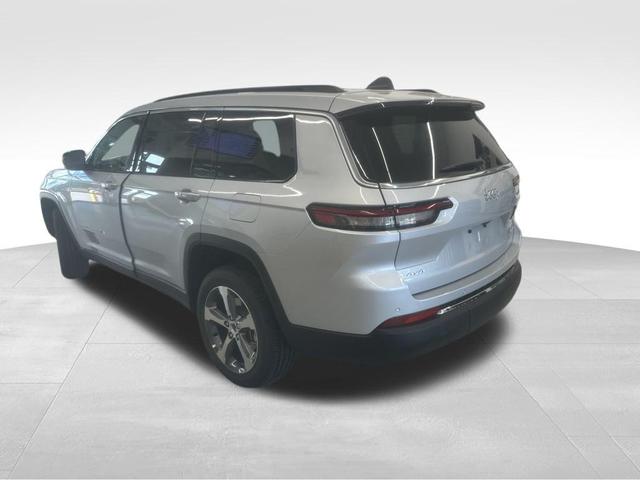 Photo of 2025 Silver Zynith Jeep Grand Cherokee L