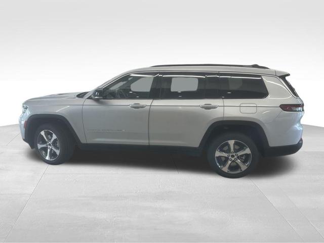 Photo of 2025 Silver Zynith Jeep Grand Cherokee L