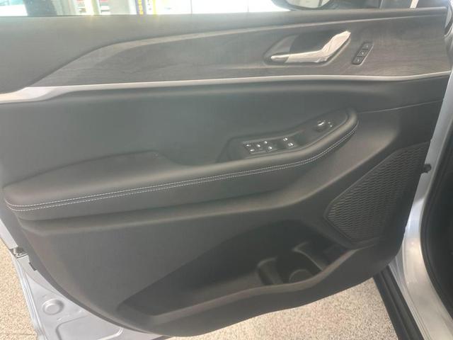 Photo of 2025 Silver Zynith Jeep Grand Cherokee L