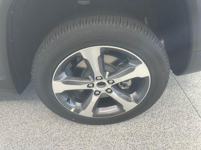 Photo of 2025 Silver Zynith Jeep Grand Cherokee L
