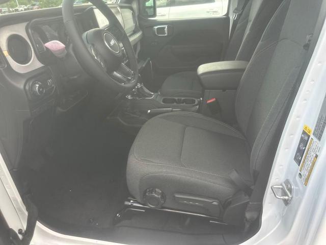 Photo of 2025 Bright White Clearcoat Jeep Wrangler