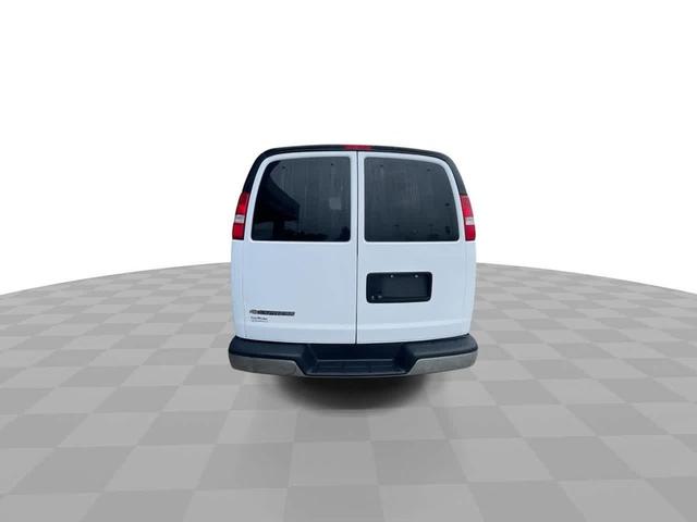 Photo of 2019 Summit White Chevrolet Express 3500
