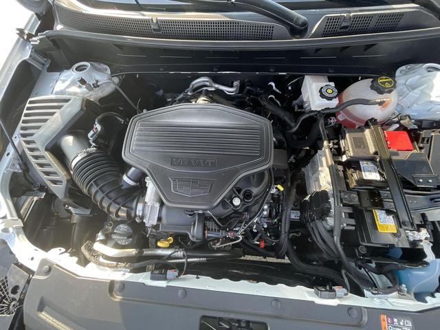 Photo of 2024 Crystal White Tricoat Cadillac XT6