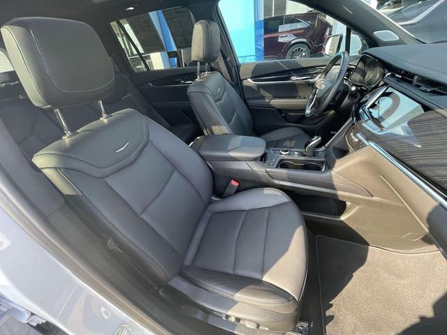 Photo of 2024 Crystal White Tricoat Cadillac XT6