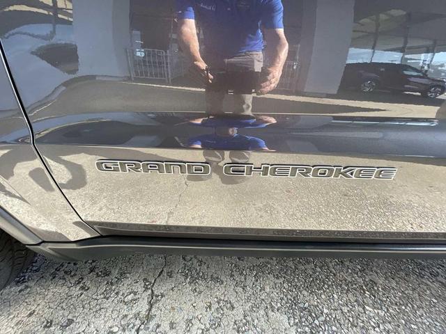 Photo of 2020 Granite Crystal Metallic Clearcoat Jeep Grand Cherokee