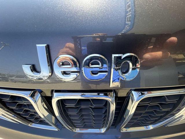Photo of 2020 Granite Crystal Metallic Clearcoat Jeep Grand Cherokee